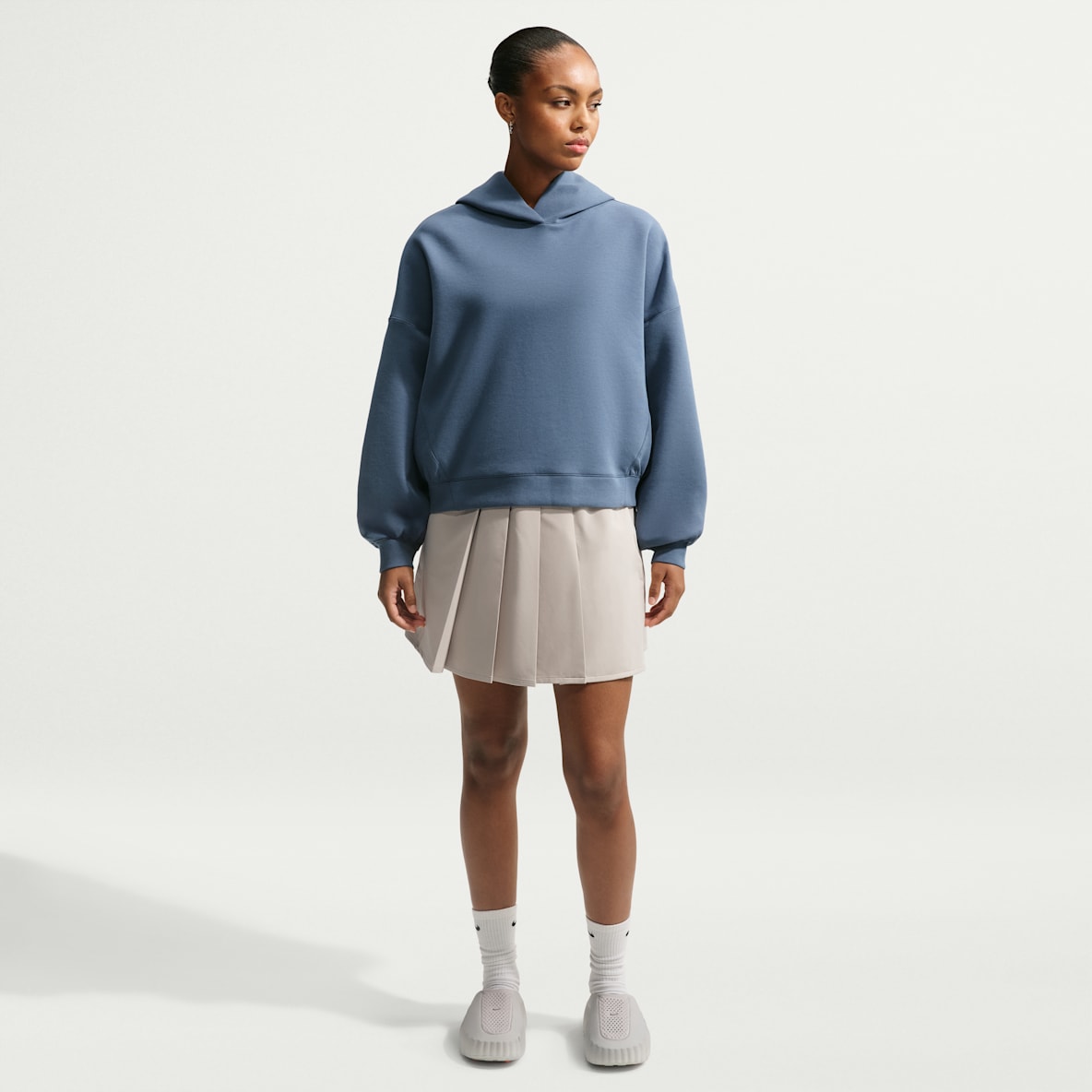 Nike 24.7 PerfectStretch Plissert Dri-FIT-skjørt med høyt liv og UV-beskyttelse til dame