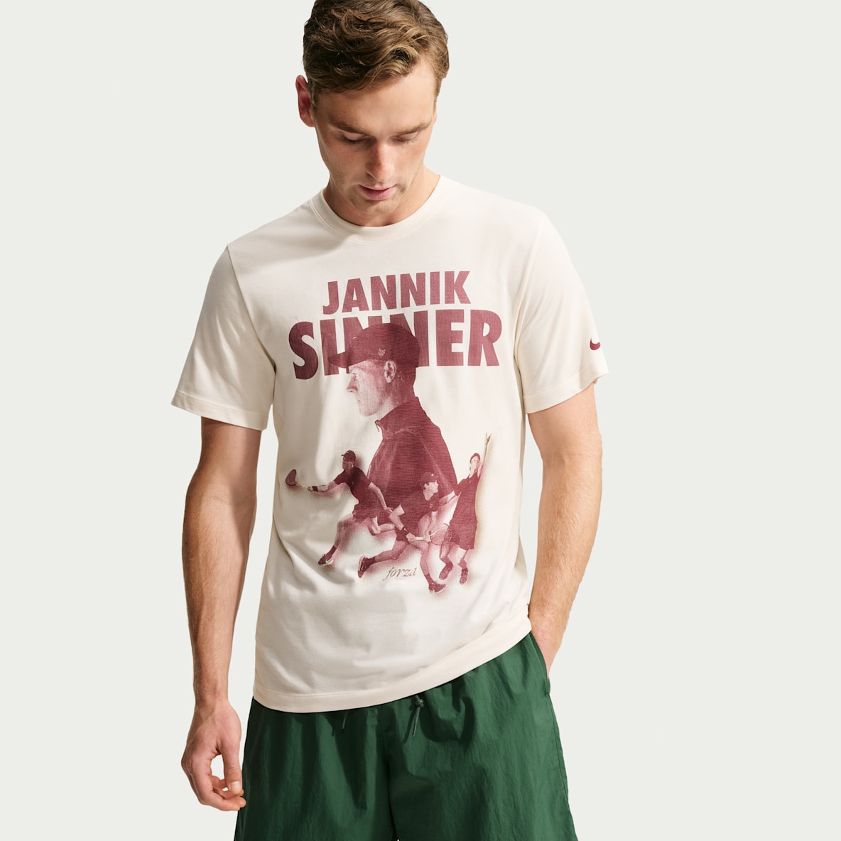 Jannik Sinner Playera de tenis con gráfico NikeCourt Dri-FIT para hombre