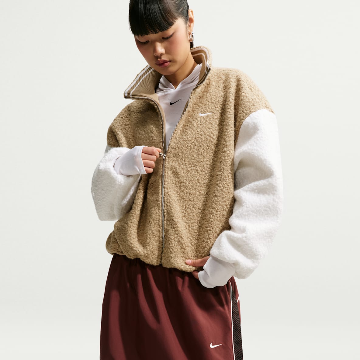 Nike Sportswear Chamarra de tejido Fleece mullido oversized para mujer