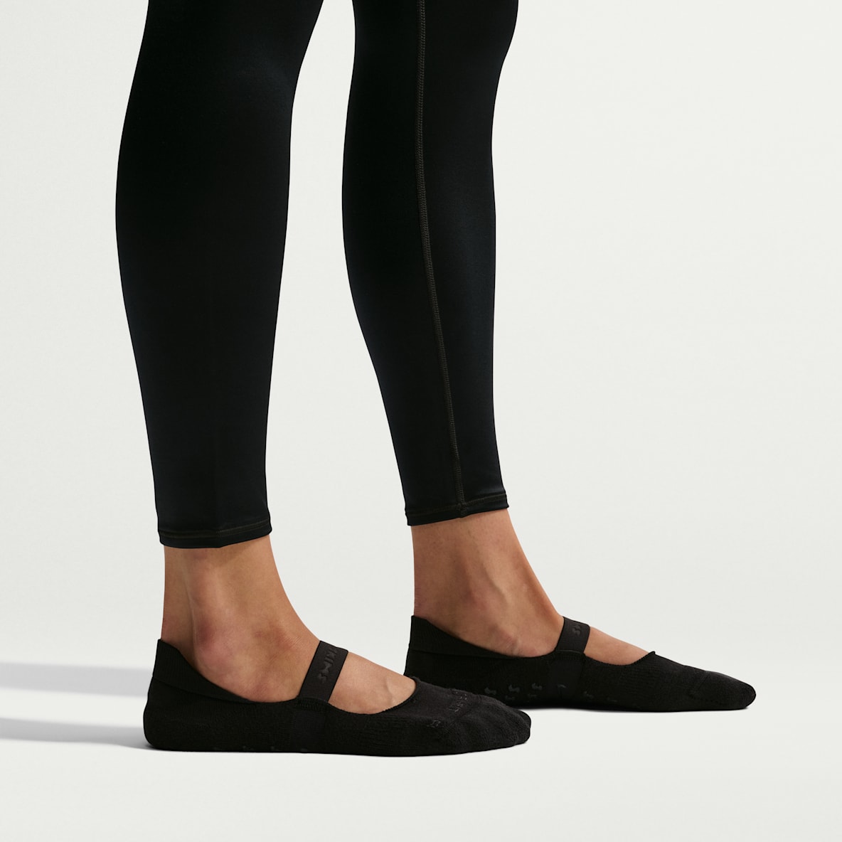 NikeSKIMS Dri-FIT Pilates Grip No-Show-strømper til kvinder (1 par)