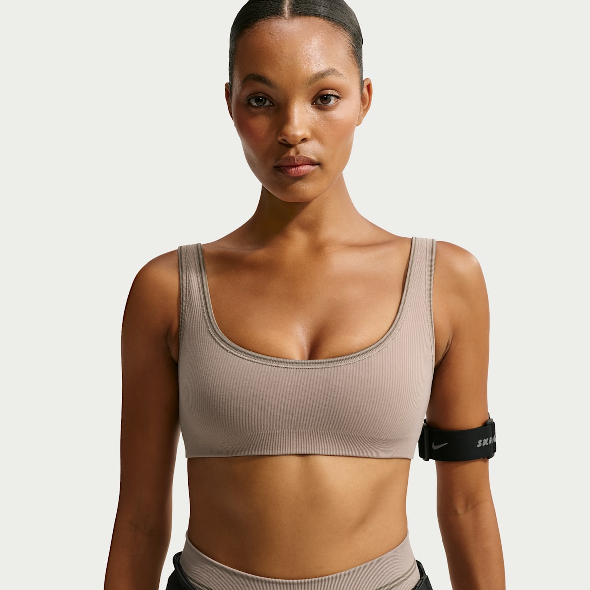 NikeSKIMS Ribbed Seamless Bralette med djup halsringning för kvinnor