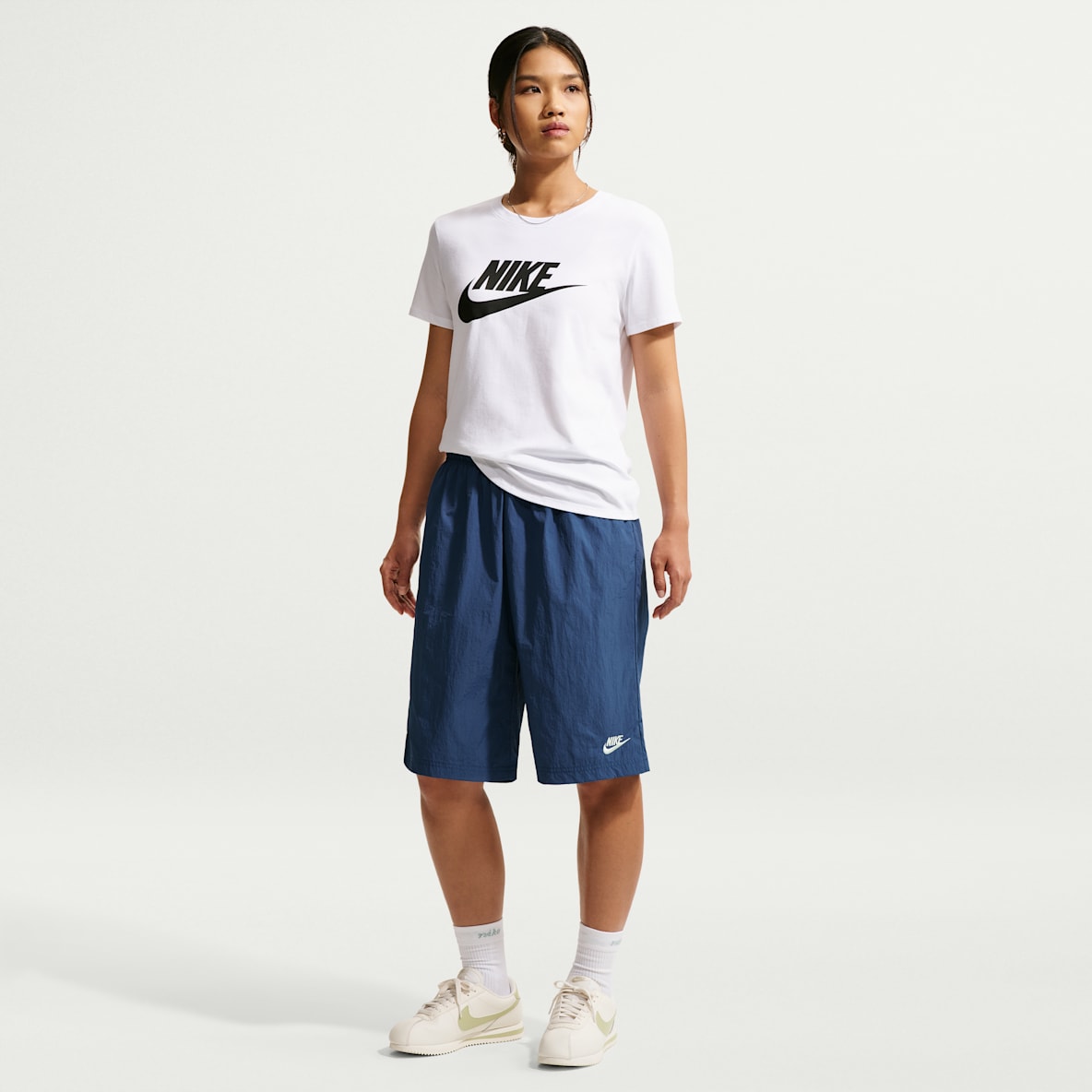 Nike Sportswear 女款中腰寬鬆及膝短褲