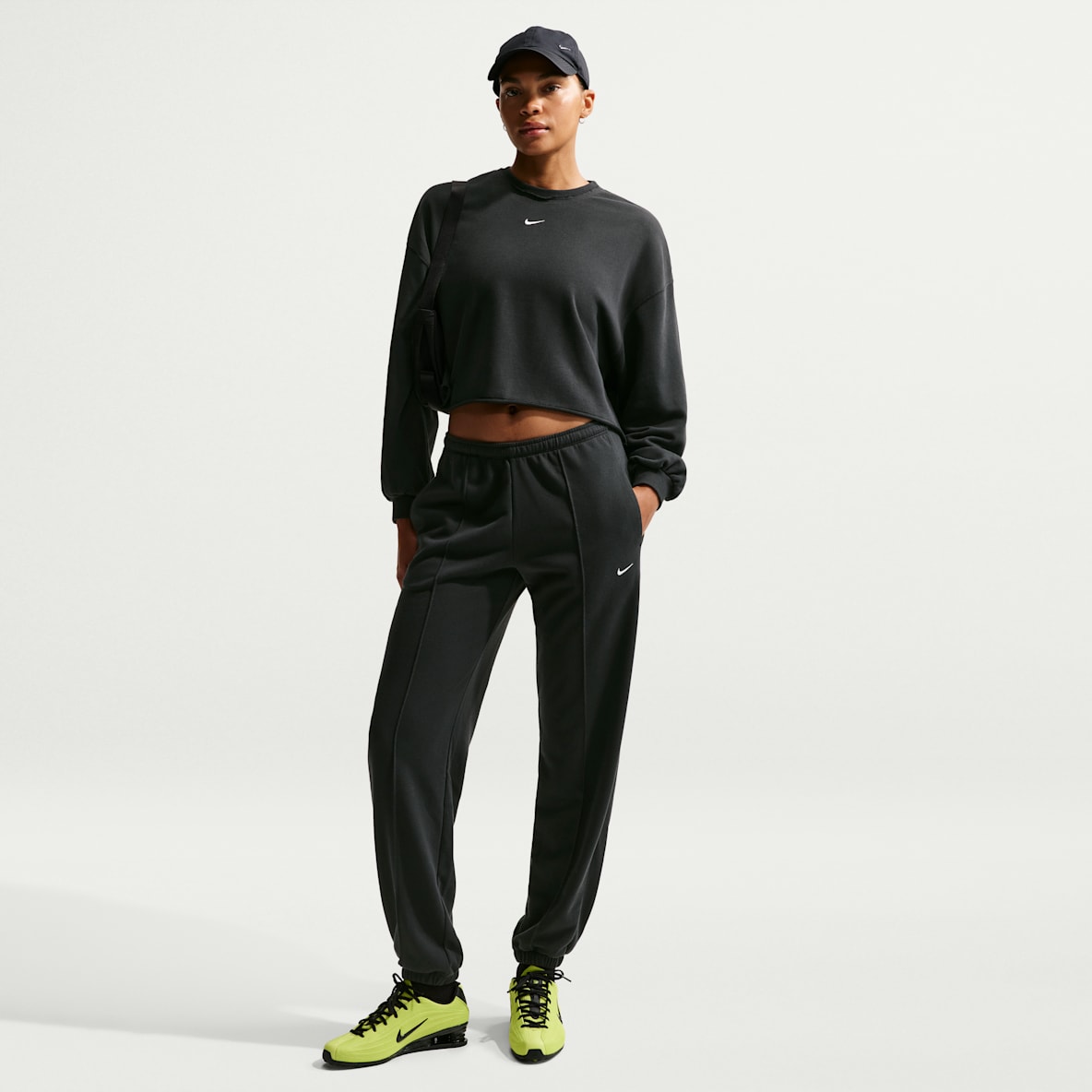 Nike Sportswear Chill Terry Joggers de French Terry de tiro medio para mujer