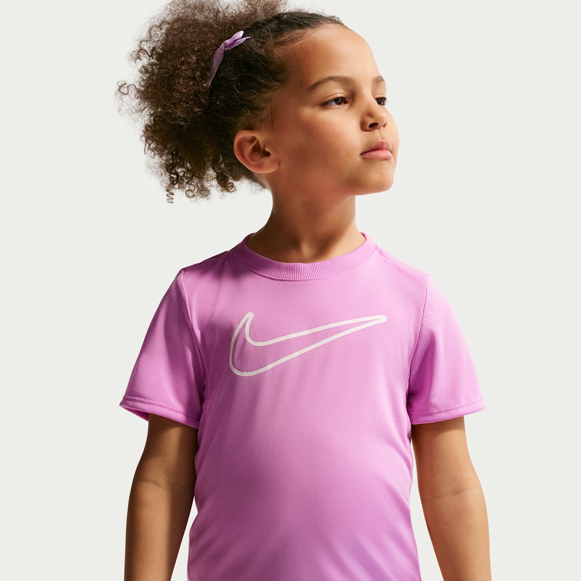 Nike Dri-FIT Playera con gráfico para niños talla pequeña