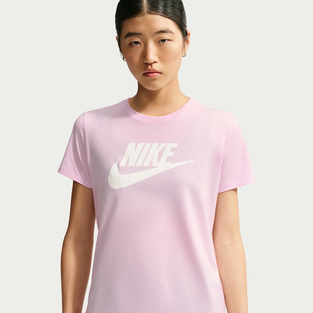 Nike Sportswear Essentials เสื้อยืดผู้หญิงมีโลโก้
