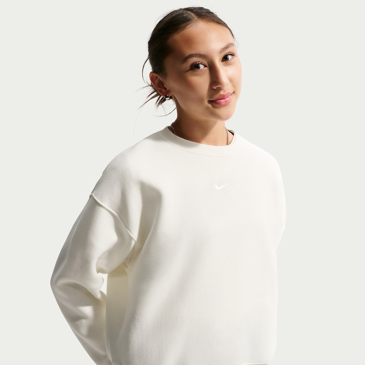 Nike Sportswear Studio Fleece-Sweatshirt mit Rundhalsausschnitt und kastiger Passform (Mädchen)