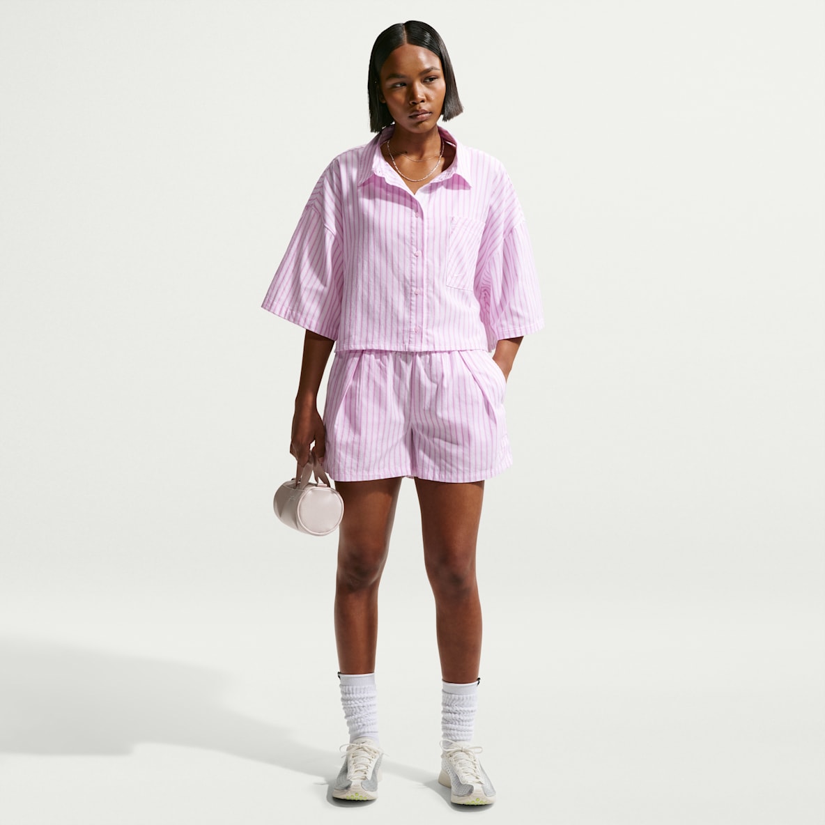 Nike Sportswear Chill Poplin Short ample à rayures et à taille mi-haute pour femme