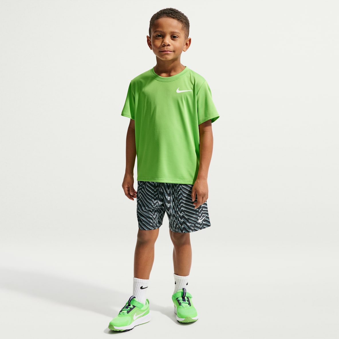Nike Bold Move Shorts de tejido Woven Dri-FIT para niños talla pequeña