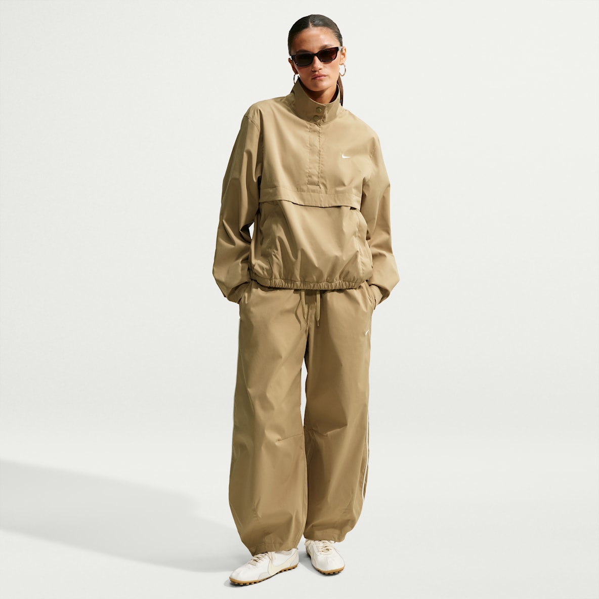 Nike Sportswear Tønneformet bukse med mellomhøyt liv og ledig passform til dame