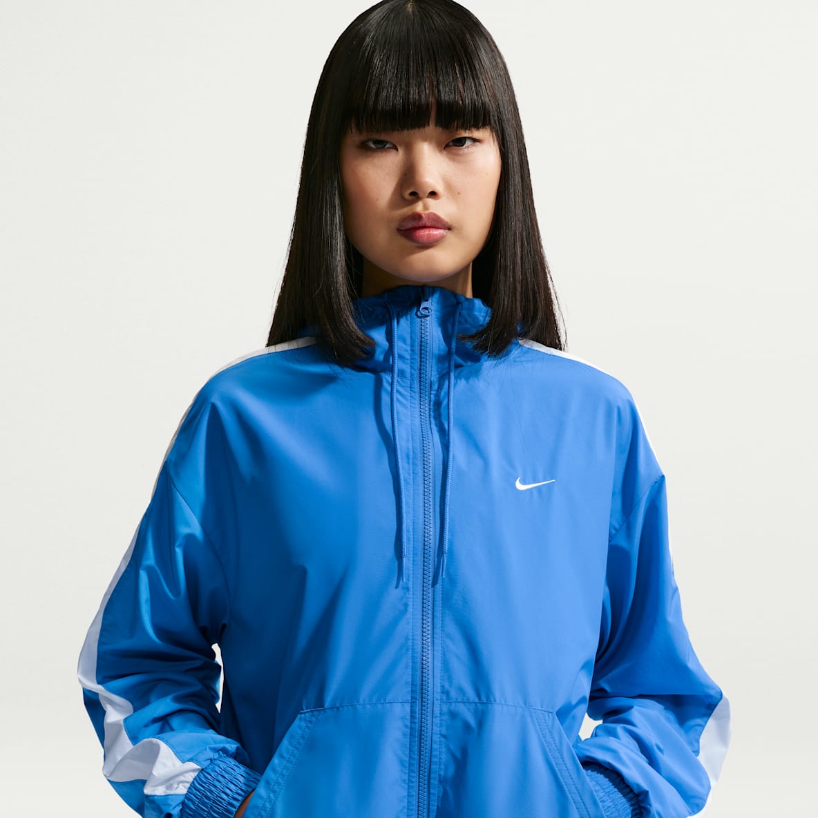 Nike Sportswear Classic Wovens Chamarra con gorro de ajuste holgado para mujer UV