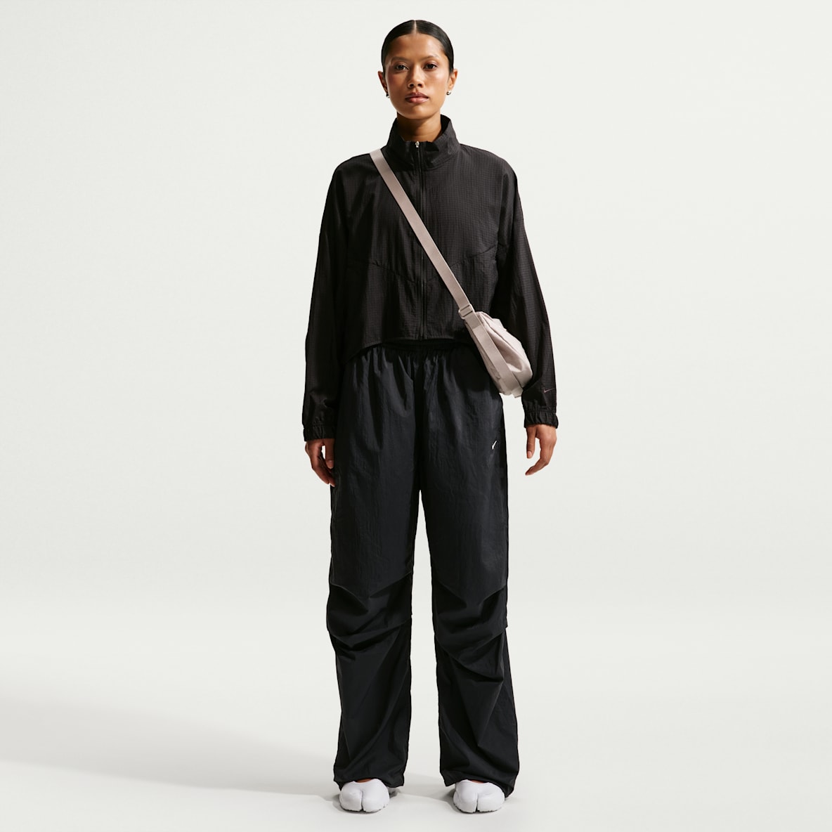 Nike Sportswear Pants ligeros de tiro medio con protección UV para mujer