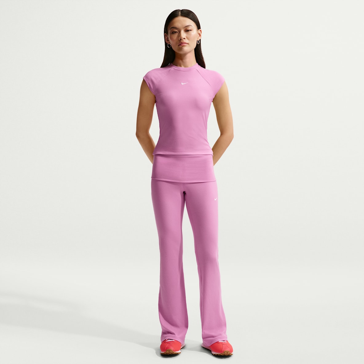 Nike Sportswear Chill Knit Pants de tela de canalé ajustados de tiro medio para mujer
