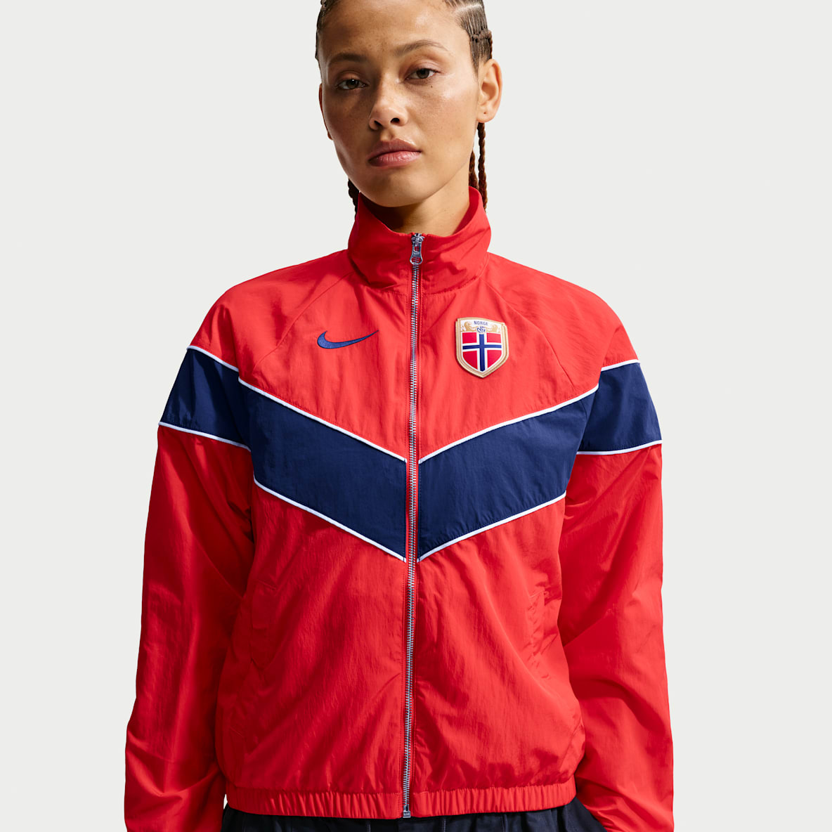 Noruega Windrunner Chamarra de fútbol Nike de tejido Woven con protección contra los rayos UV para mujer
