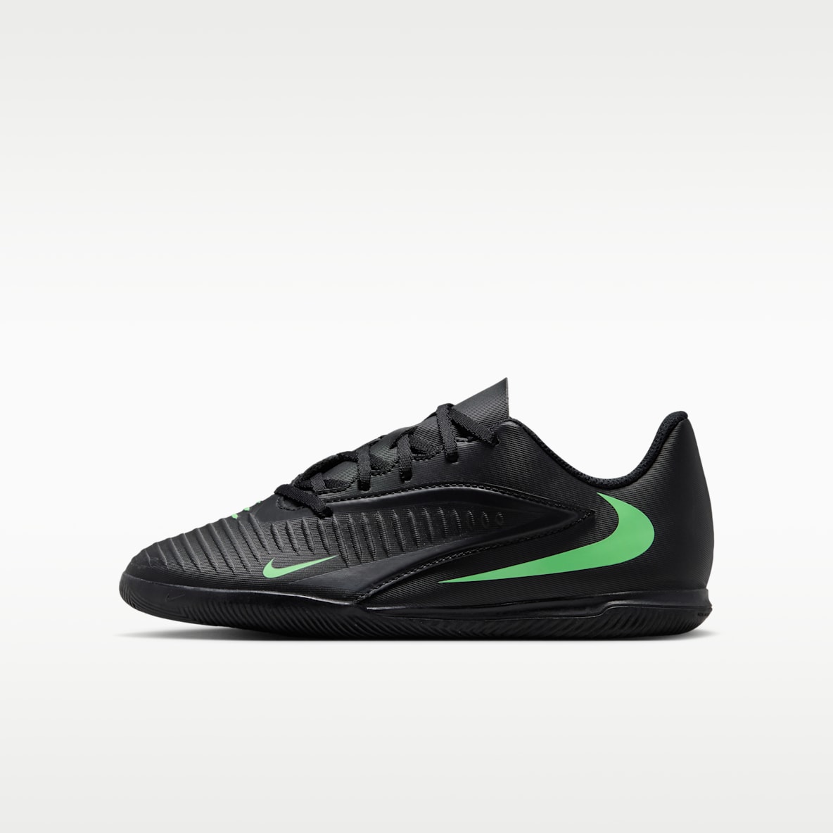Nike Jr. Phantom 6 Low Club Older Kids' Indoor Court Football Shoes