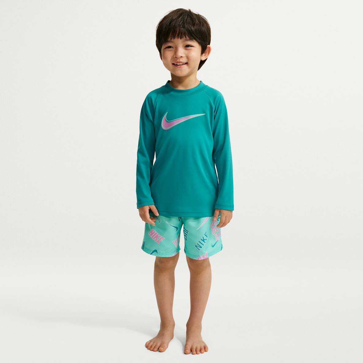 Nike Swim Breaker Logo Tape Conjunto de playera de manga larga y short para niño talla pequeña