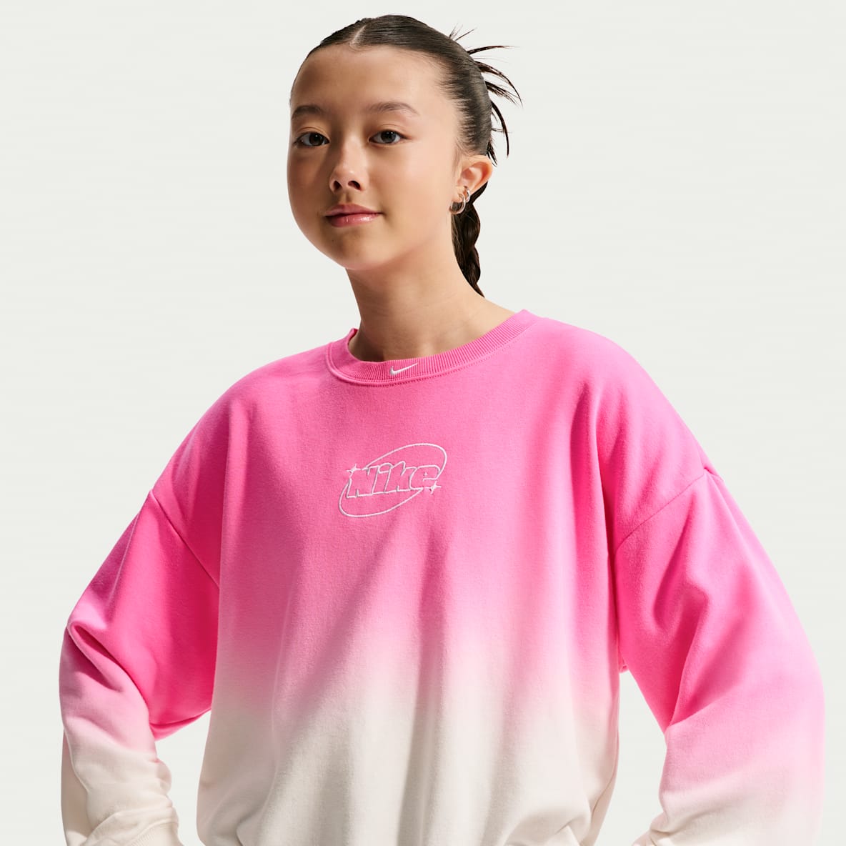 Nike Studio Fleece Lightweight Tröja i oversize-modell med rund hals och tryck för ungdom (tjejer)