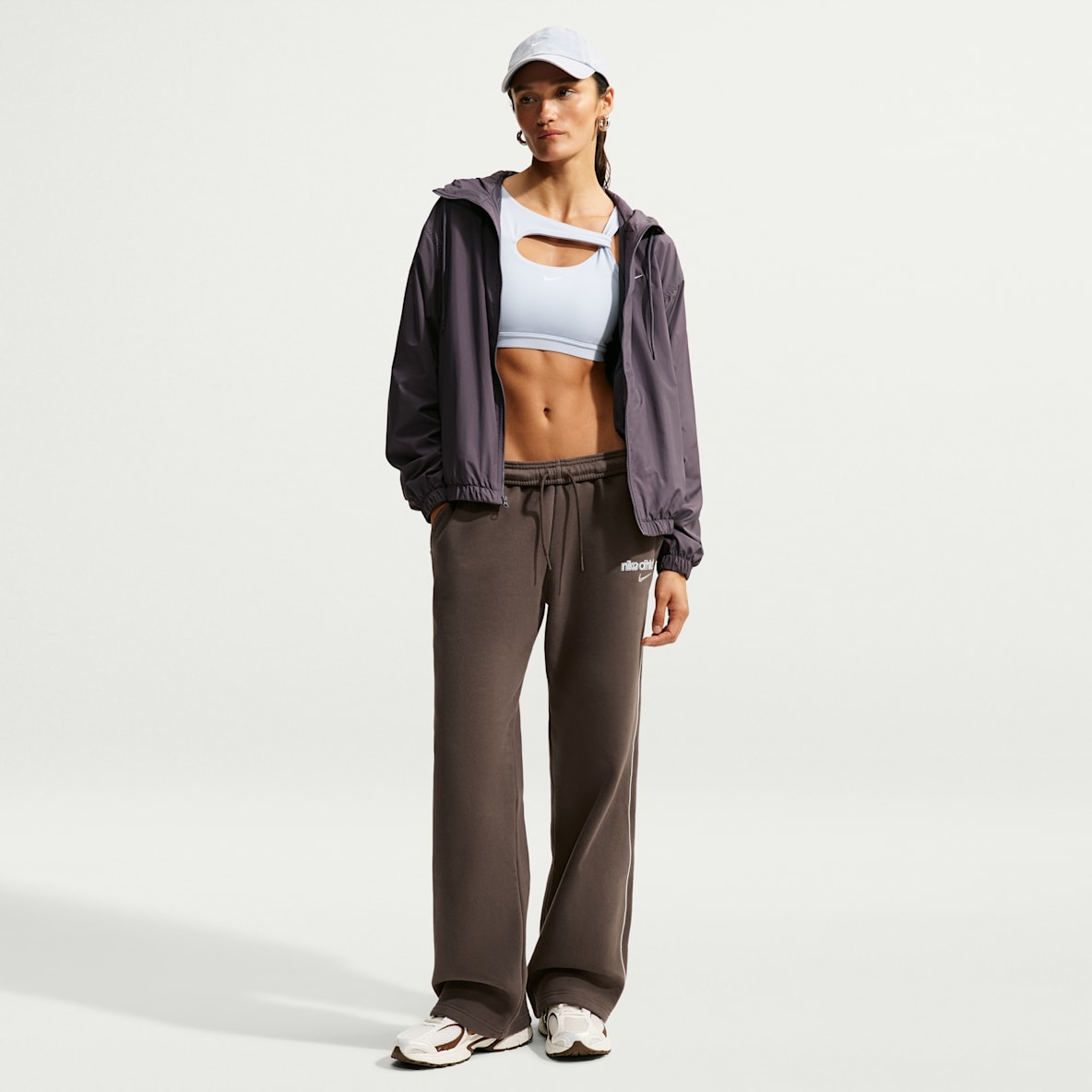 Nike Studio Fleece aus mittelschwerem Material Damenhose mit mittelhohem Bund und offenem Saum