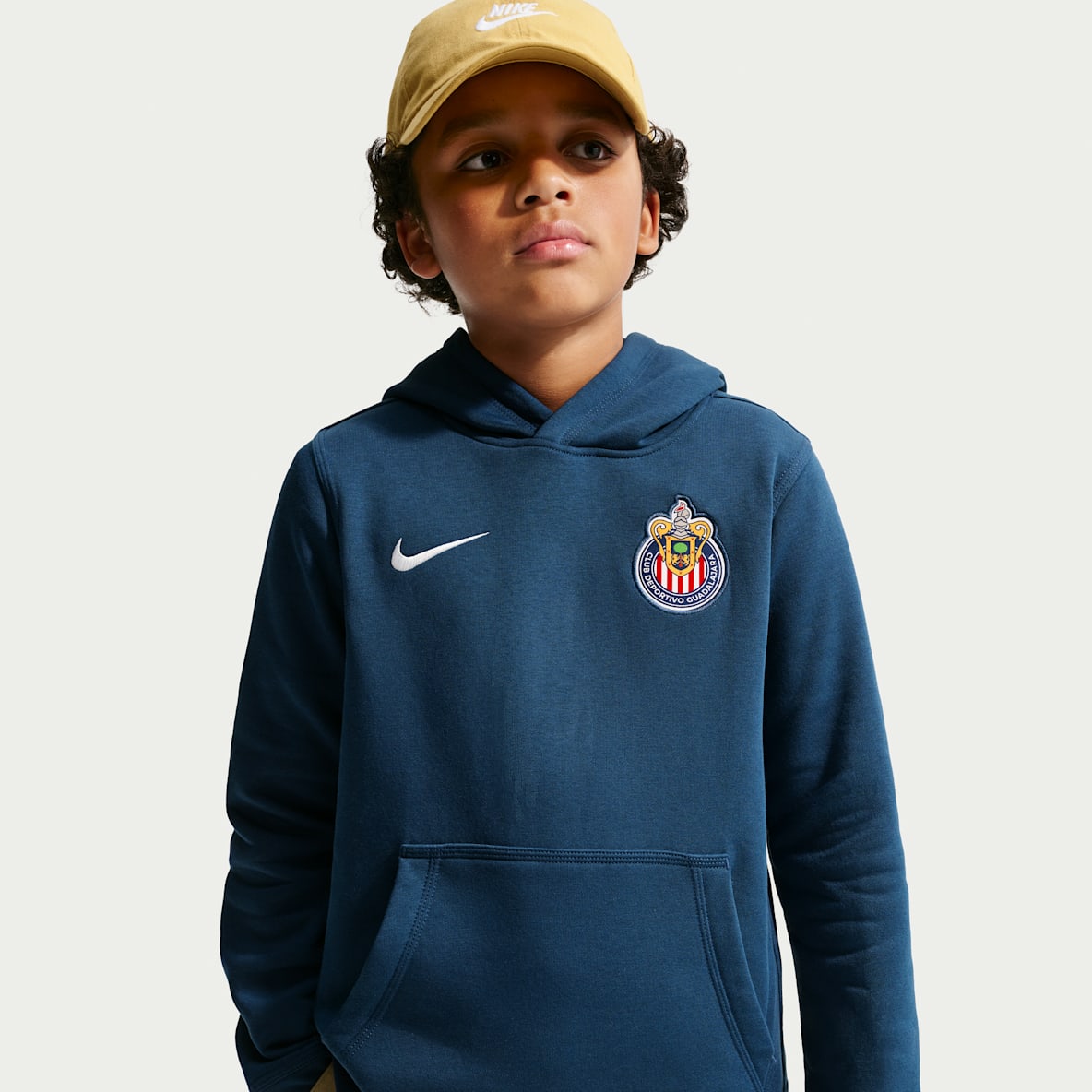 C.D. Guadalajara Club Sudadera con gorro sin cierre de futbol Nike para niño talla grande