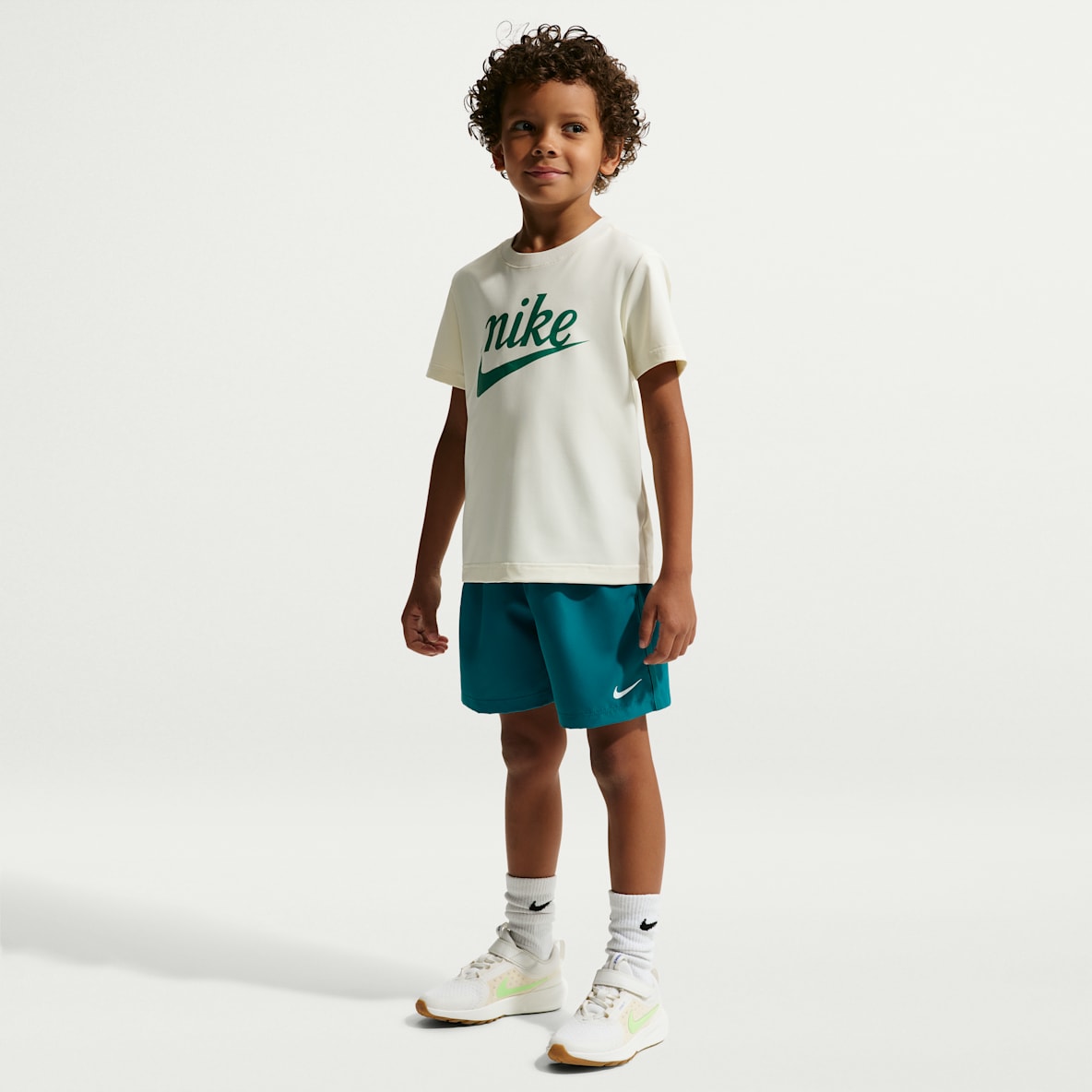 Nike Shorts de tejido Woven Dri-FIT para niños talla pequeña