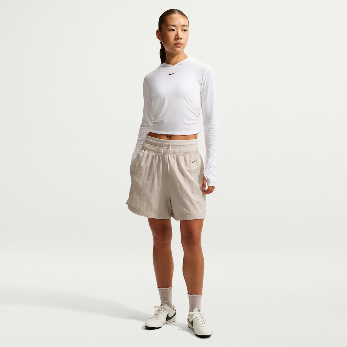 Nike Sportswear 女款寬鬆高腰輕盈防撕裂尼龍短褲