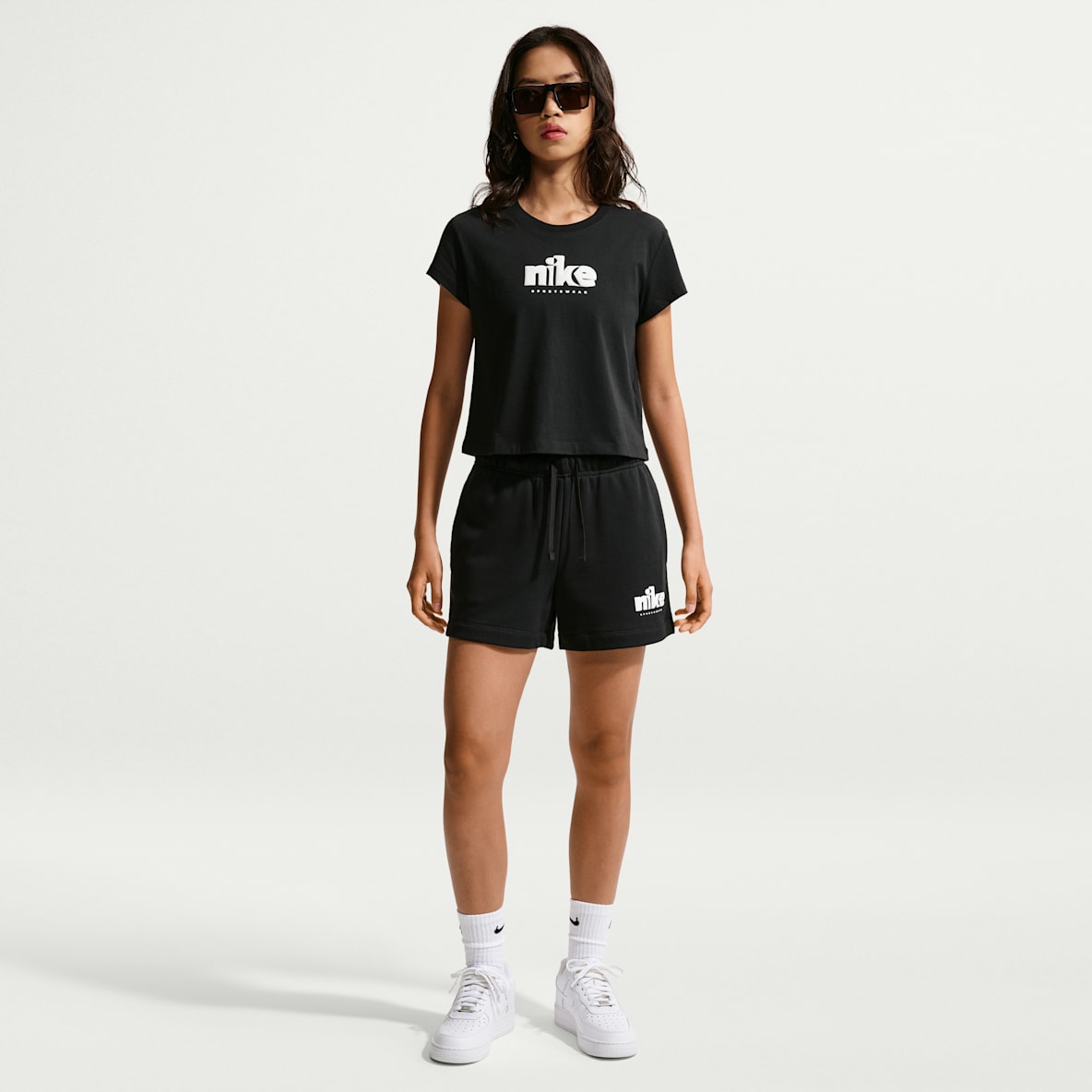 Nike Sportswear Club Fleece กางเกงขาสั้นเอวปานกลางผู้หญิง