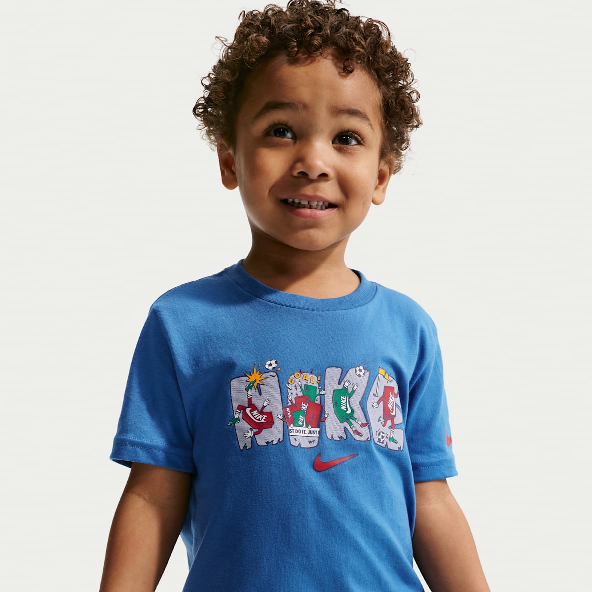 Nike Playera de corte cuadrado con gráfico de varios deportes infantil