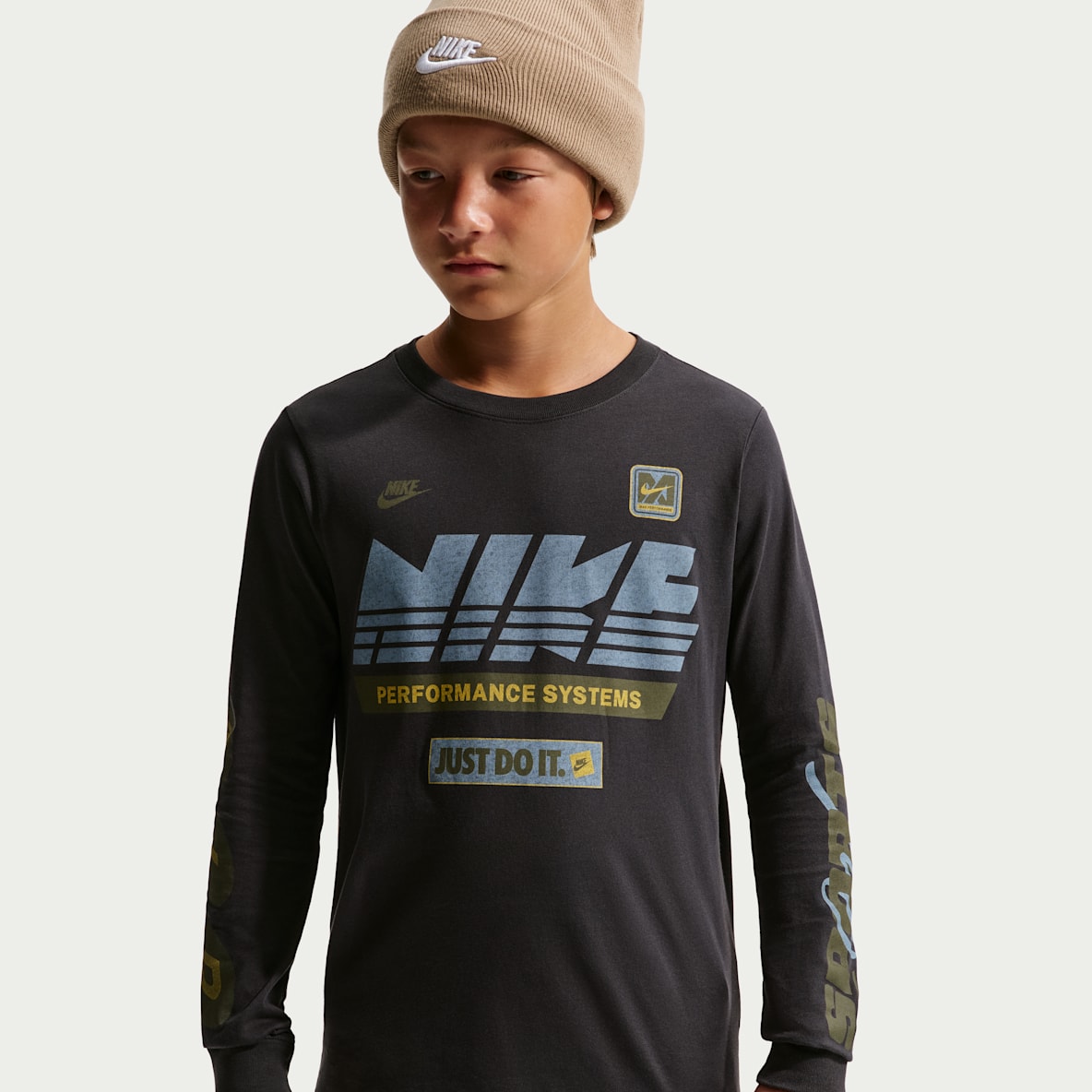 Nike Sportswear Playera de manga larga para niños grandes