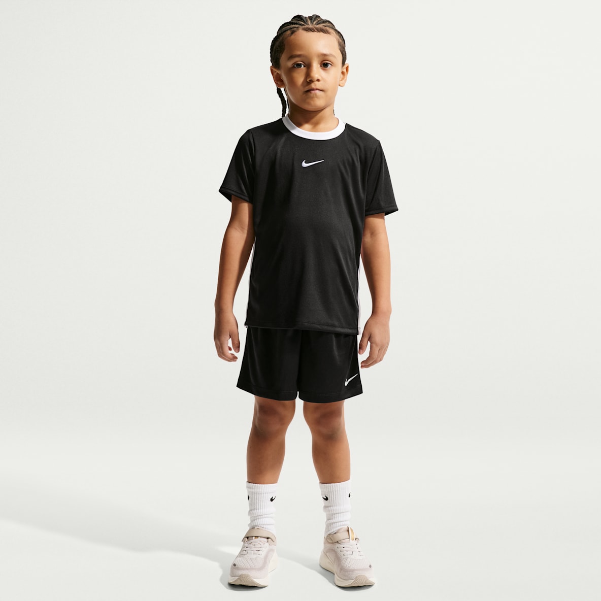 Nike Conjunto de dos piezas con shorts deportivos Dri-FIT para niños talla pequeña