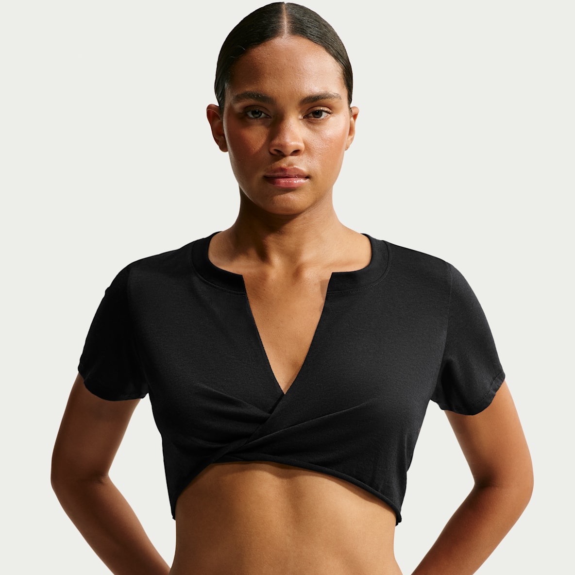 NikeSKIMS Performance Cotton Blend Haut court à manches courtes torsadé avec col en V pour femme