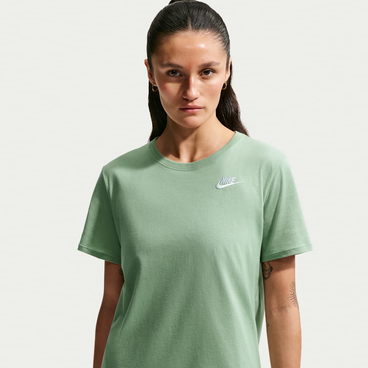 Nike Sportswear Club Essentials T-skjorte til dame