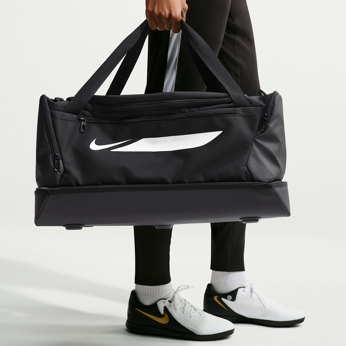 Nike Academy Keményfalú futballedzőtáska (kis méretű, 40 l)