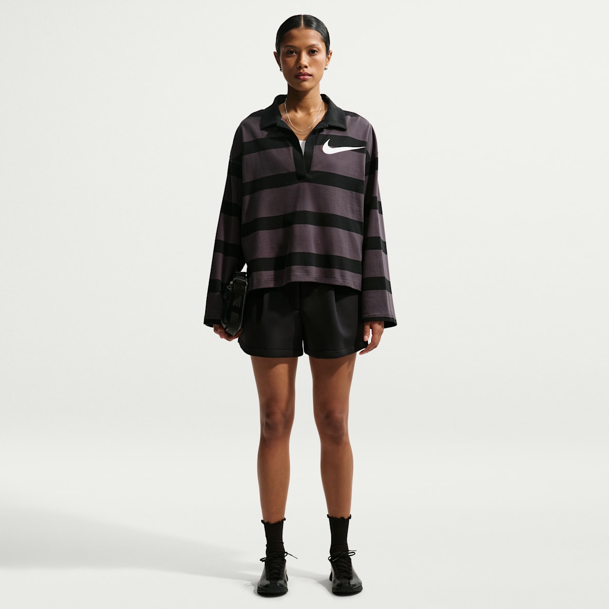 Nike Pregame Fleece Skreddersydd shorts med mellomhøyt liv og ledig passform til dame