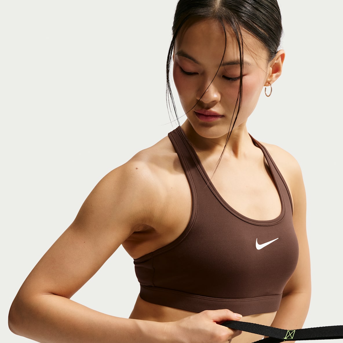 Nike Swoosh Medium Support สปอร์ตบราผู้หญิงเสริมฟองน้ำ