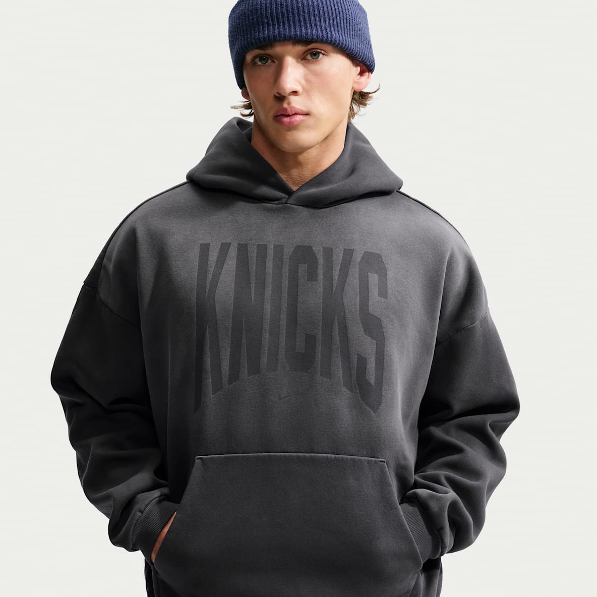 New York Knicks Standard Issue Men's Therma-FIT Fleece Basketball Pullover Hoodie