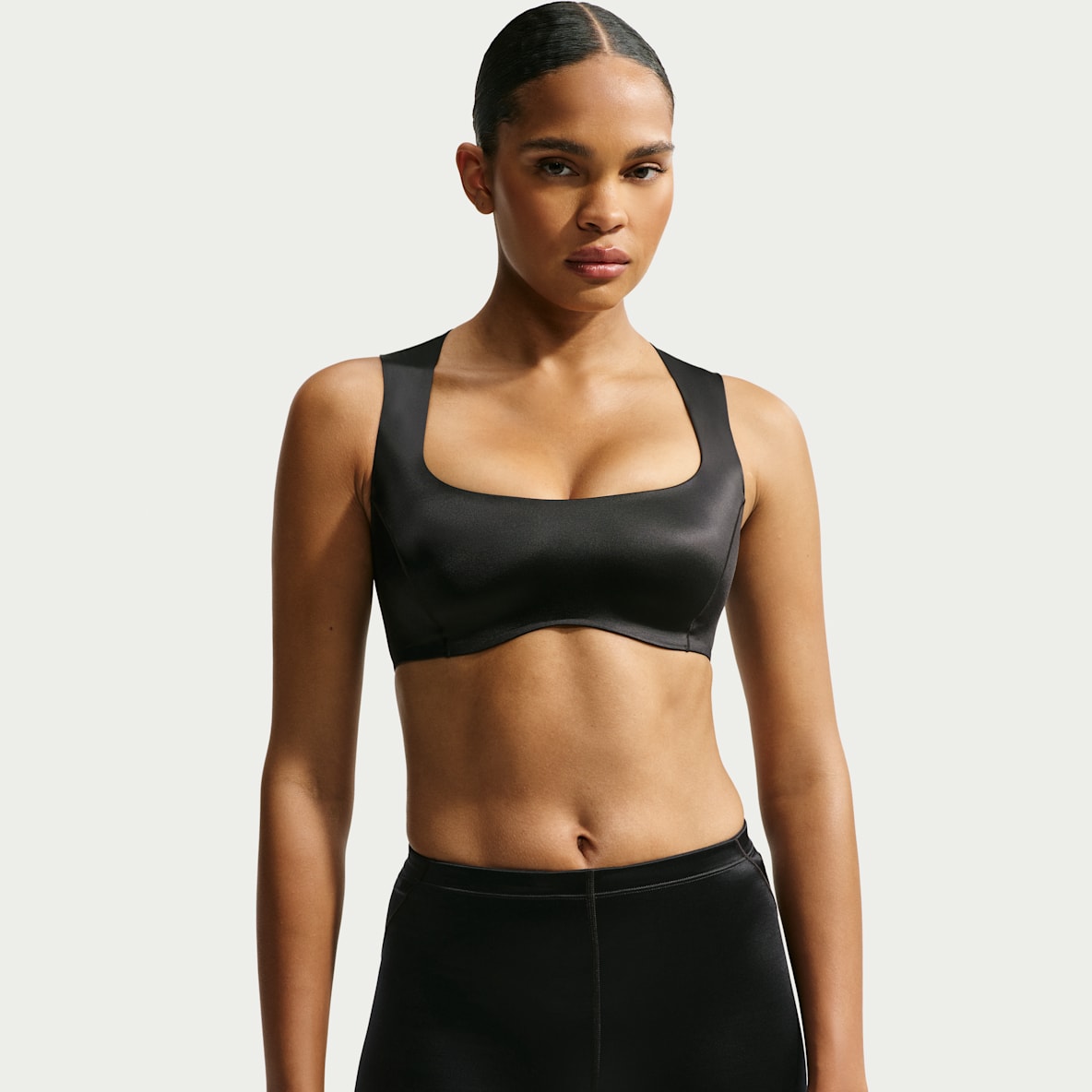 NikeSKIMS Satin Shine Sprt-BH mit offenem U-Ausschnitt