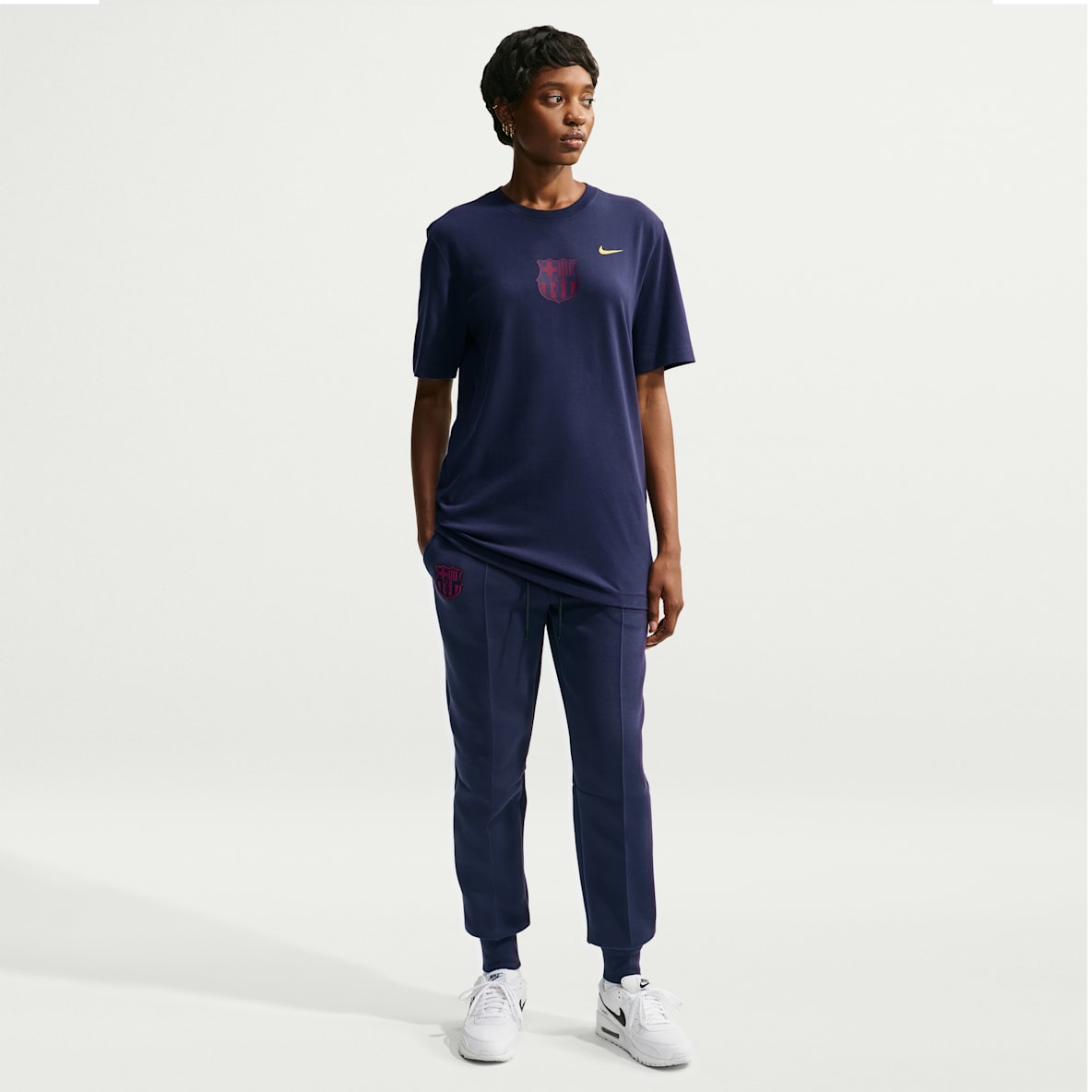 FC Barcelona Tech Fleece Jogger de fútbol de talle medio Nike Sportswear - Mujer
