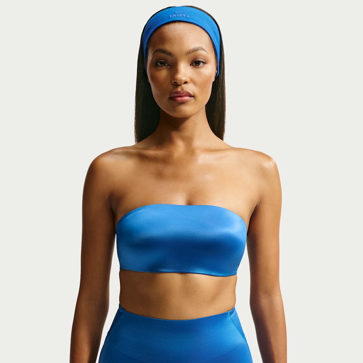 NikeSKIMS Satin Shine Wendbarer Bandeau-Sport-BH