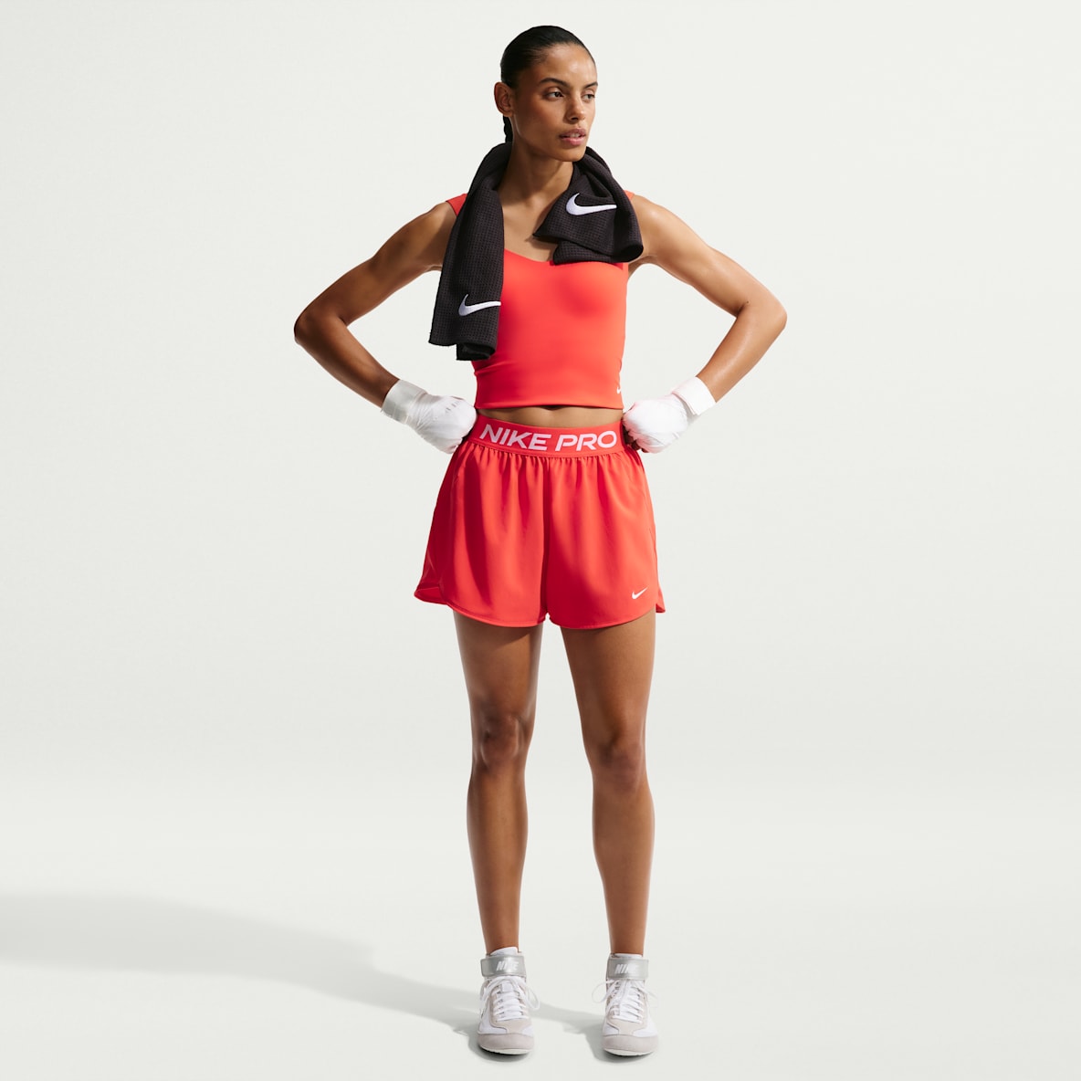 Nike Pro Shorts de tejido Woven Dri-FIT de tiro medio de 8 cm con forro de ropa interior para mujer