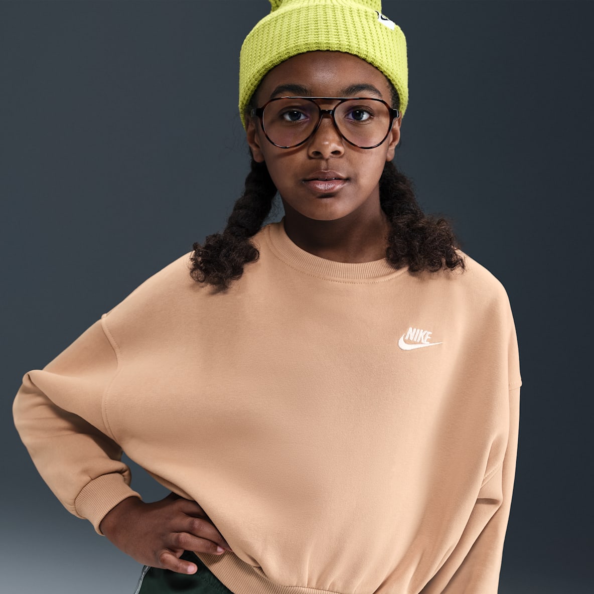 Nike Sportswear Club Fleece Sudadera de cuello redondo Dri-FIT de corte cuadrado para niña