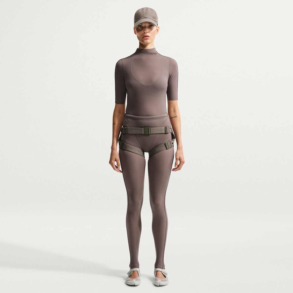 NikeSKIMS Weightless Women's High-Waisted V-Panel Leggings