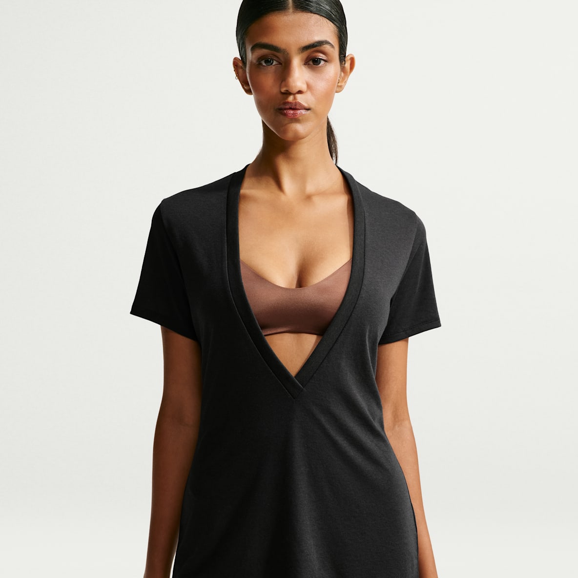 NikeSKIMS Performance Cotton Blend Haut à manches courtes avec col en V pour femme