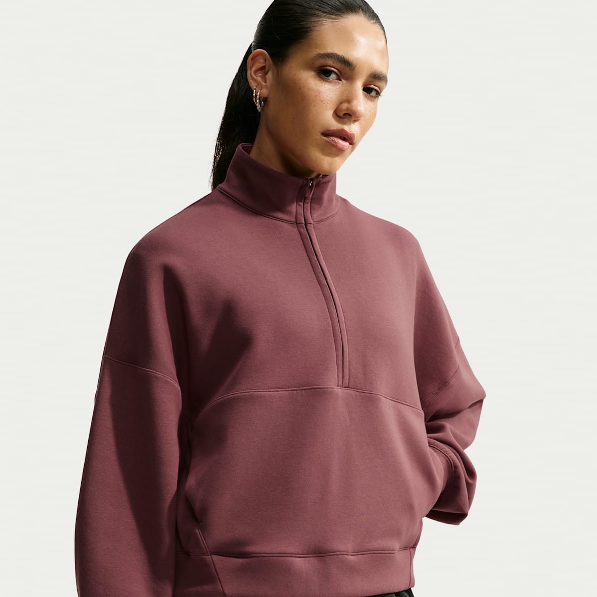 Nike 24.7 ImpossiblySoft Playera Dri-FIT oversized de medio cierre para mujer