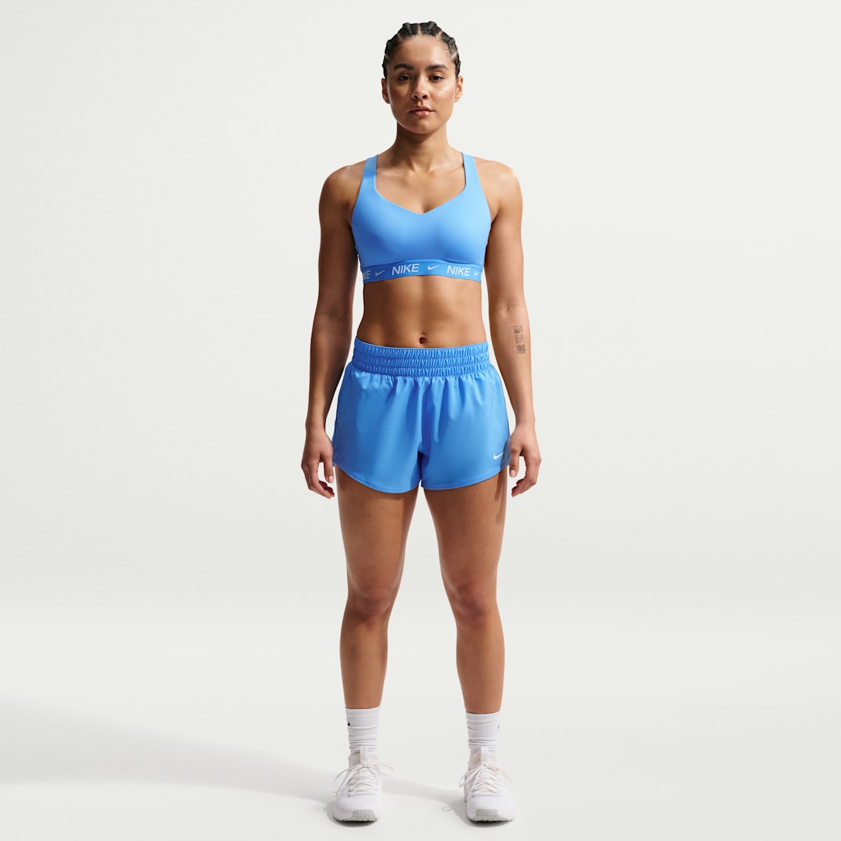 Nike One Dameshorts med mellomhøyt liv og innershorts (8 cm)