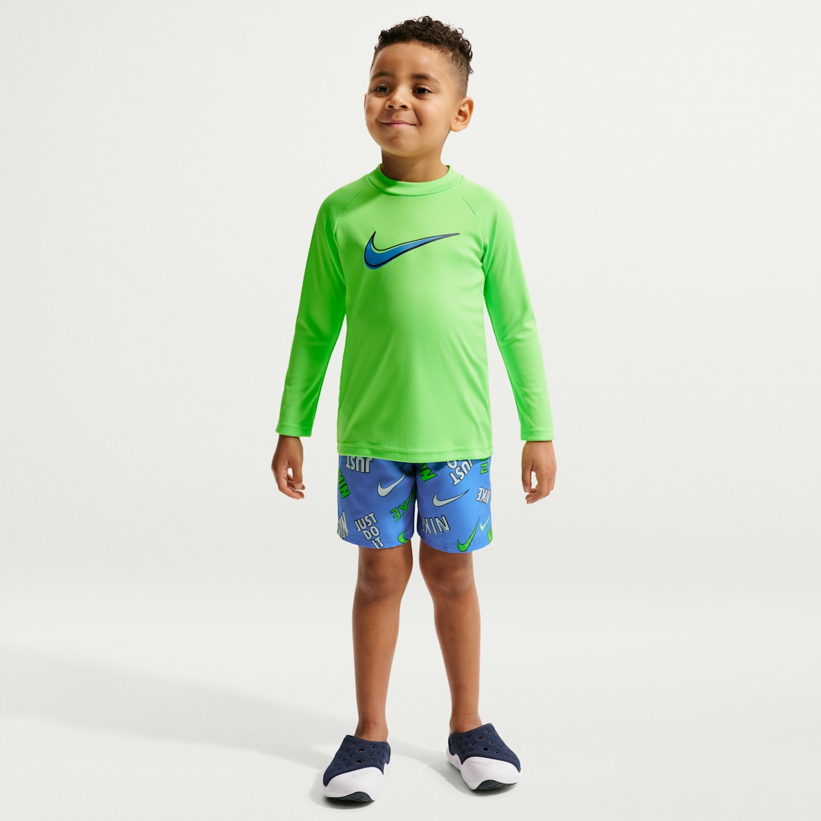 Nike Swim Breaker Logo Tape Shorts de playa o alberca con forro de ropa interior de 13 cm para niño talla pequeña