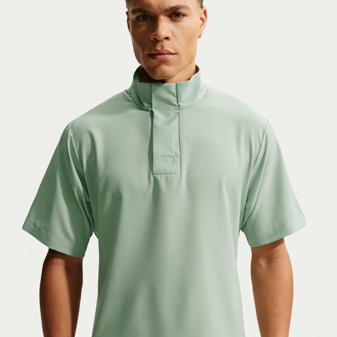 Nike Tailored Performance Playera cortavientos de golf de manga corta y ajuste holgado Dri-FIT para hombre