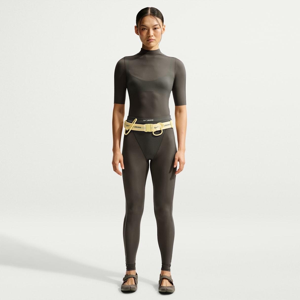 NikeSKIMS Weightless Women's High-Waisted V-Panel Leggings