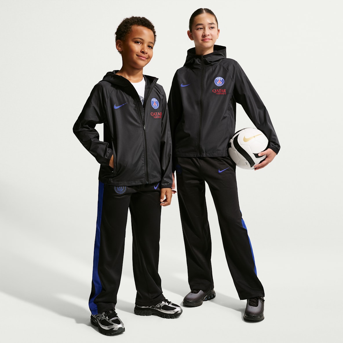 Paris Saint-Germain Academy Pro Older Kids' Nike Storm-FIT Football Hooded Rain Jacket