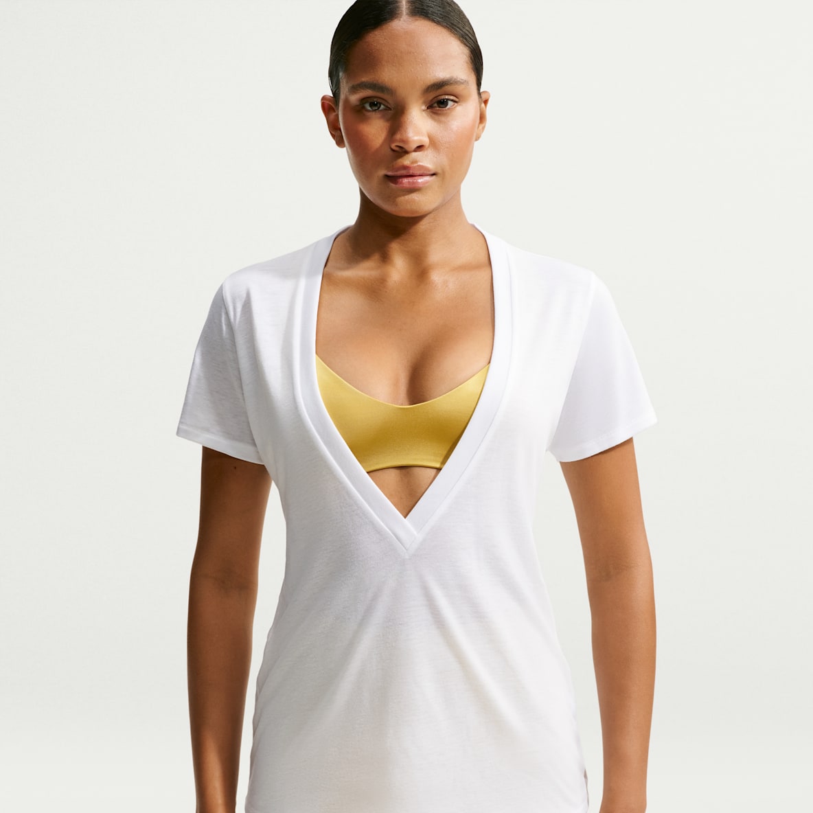NikeSKIMS Performance Cotton Blend Haut à manches courtes avec col en V pour femme
