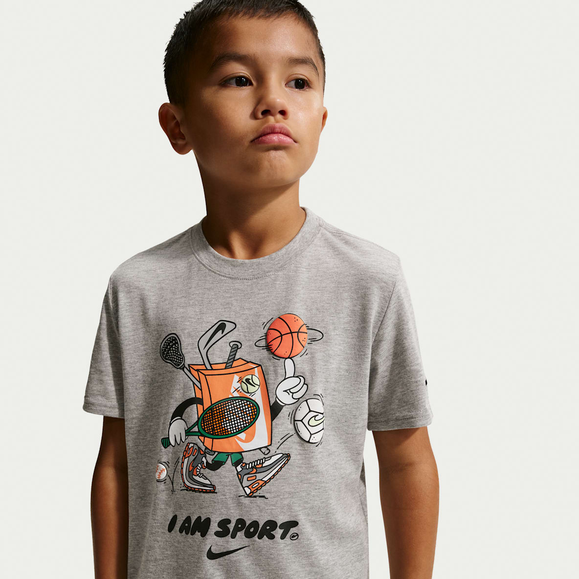 Nike Playera de corte cuadrado con gráfico "I Am Sport" para niños talla pequeña