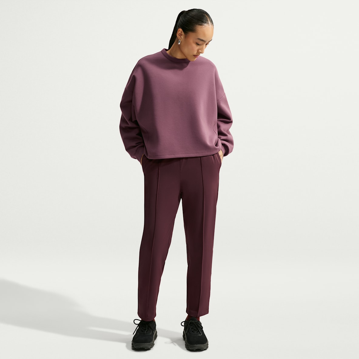 Nike 24.7 PerfectStretch Pants de pierna entallada Dri-FIT de tiro alto con protección contra los rayos UV para mujer